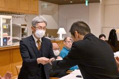 表彰状を受け取る成績優秀者