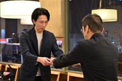 表彰状を受け取る成績優秀者