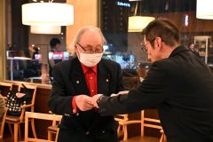 表彰状を受け取る成績優秀者