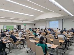 社会人としての心構えやマナーなどを学ぶ参加者（帯広建設業協会提供）