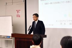 あいさつする萩原会長（帯広建設業協会提供）
