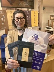 「吉田堂」にリブランドした焙煎野菜茶と５０周年冊子をＰＲする曽根社長