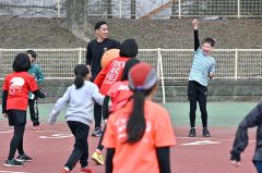 一流コーチが走り改善指導　小中高生４８９人学ぶ　クレーマー陸上スクール 11