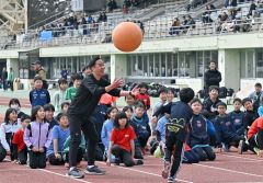 一流コーチが走り改善指導　小中高生４８９人学ぶ　クレーマー陸上スクール 12
