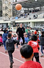 一流コーチが走り改善指導　小中高生４８９人学ぶ　クレーマー陸上スクール 13