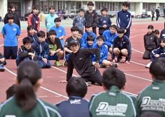 一流コーチが走り改善指導　小中高生４８９人学ぶ　クレーマー陸上スクール 14
