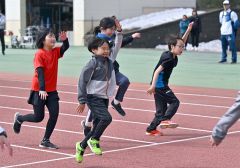 一流コーチが走り改善指導　小中高生４８９人学ぶ　クレーマー陸上スクール 15