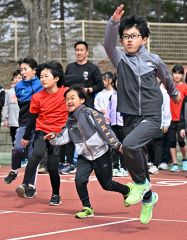 一流コーチが走り改善指導　小中高生４８９人学ぶ　クレーマー陸上スクール 16