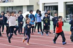 一流コーチが走り改善指導　小中高生４８９人学ぶ　クレーマー陸上スクール 17