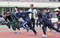 一流コーチが走り改善指導　小中高生４８９人学ぶ　クレーマー陸上スクール 18