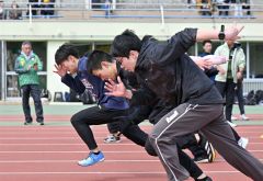 一流コーチが走り改善指導　小中高生４８９人学ぶ　クレーマー陸上スクール 20