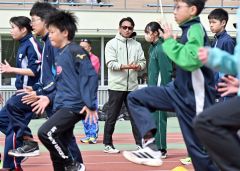 一流コーチが走り改善指導　小中高生４８９人学ぶ　クレーマー陸上スクール 21
