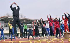 一流コーチが走り改善指導　小中高生４８９人学ぶ　クレーマー陸上スクール 22