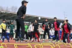 一流コーチが走り改善指導　小中高生４８９人学ぶ　クレーマー陸上スクール 23