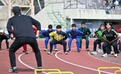 一流コーチが走り改善指導　小中高生４８９人学ぶ　クレーマー陸上スクール 25