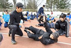 一流コーチが走り改善指導　小中高生４８９人学ぶ　クレーマー陸上スクール 30