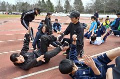 一流コーチが走り改善指導　小中高生４８９人学ぶ　クレーマー陸上スクール 31