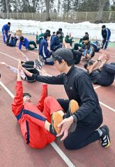 一流コーチが走り改善指導　小中高生４８９人学ぶ　クレーマー陸上スクール 32