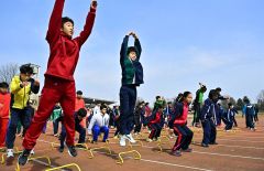 一流コーチが走り改善指導　小中高生４８９人学ぶ　クレーマー陸上スクール 35