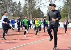 一流コーチが走り改善指導　小中高生４８９人学ぶ　クレーマー陸上スクール 36