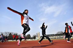 一流コーチが走り改善指導　小中高生４８９人学ぶ　クレーマー陸上スクール 37