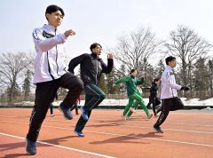 一流コーチが走り改善指導　小中高生４８９人学ぶ　クレーマー陸上スクール 38