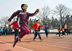 一流コーチが走り改善指導　小中高生４８９人学ぶ　クレーマー陸上スクール 39