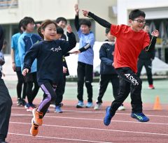 遊びの要素を取り入れたトレーニングに笑顔見せる小学生たち