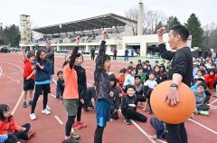 遊びの要素を取り入れたトレーニングに取り組む小学生。右は講師の渡邉研さん
