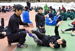 体のバランスを意識したトレーニングを行う中学生。左は講師の原田隆弘さん