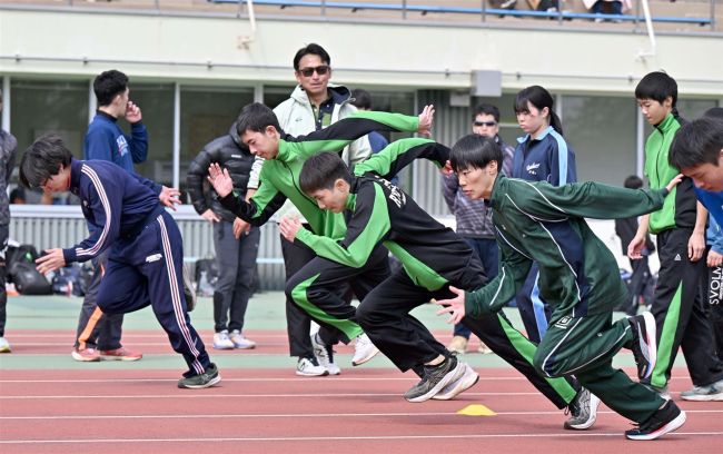 一流コーチが走り改善指導　小中高生４８９人学ぶ　クレーマー陸上スクール