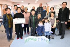 朝のラジオ体操に参加する大樹町柏木地区の住民ら