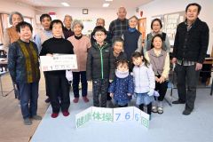 朝のラジオ体操に参加する大樹町柏木地区の住民ら
