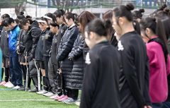 西村さんをしのび黙とうをささげる帯北ロッカフォルテ十勝合同チーム（正面）ら参加選手たち（６日正午ごろ、帯広北高校グラウンドで。塩原真撮影）