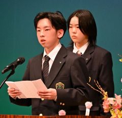 新入生を代表して誓いの言葉を述べる口田さん。奥は新海さん