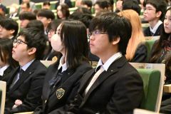 緊張した面持ちで式に臨む新入生ら