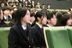 緊張した面持ちで式に臨む新入生ら