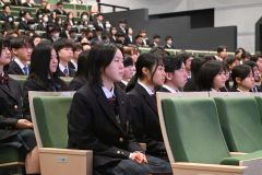 緊張した面持ちで式に臨む新入生ら