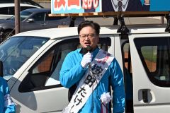 第一声を上げる按田氏（８日午前９時５分ごろ）