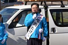 第一声を上げる按田氏（８日午前９時５分ごろ）
