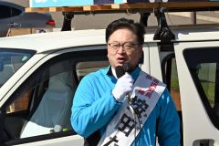 第一声を上げる按田氏（８日午前９時５分ごろ）