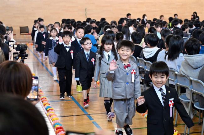 学校生活に心躍らせ　小学校で入学式