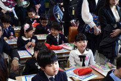 式典の緊張から解放され、笑顔を見せる新入生（幕別札内北、吉原慧撮影）