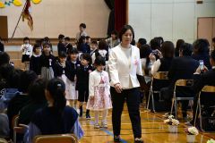 緊張の入学式を終え、保護者に手を振って退場する新入生（幕別札内北、吉原慧撮影）