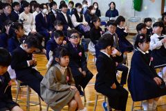 校長先生や来賓の祝いの言葉を頑張って聞く新入生たち。足を組んで「なるほど」とばかりに大きくうなずく。将来はきっと大物（幕別札内北、吉原慧撮影）