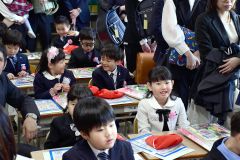 学校でもらった黄色い傘にわくわく。持ったまま友だちと記念撮影（幕別札内北、吉原慧撮影）