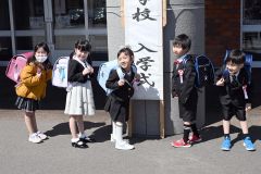 真新しいランドセルを背負いポーズを決める１年生（帯広栄、須貝拓也撮影）