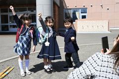 元気いっぱいにポーズを決める１年生（帯広栄、須貝拓也撮影）