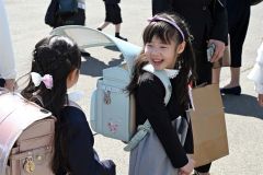 お気に入りのランドセルを友だちに披露する１年生（帯広栄、須貝拓也撮影）
