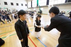 記念品を受け取る１年生（広尾、石原秀樹通信員）